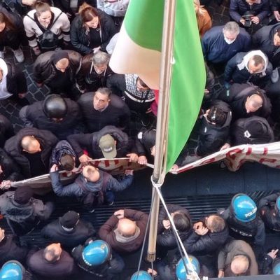 disoccupati napoli polizia repressione
