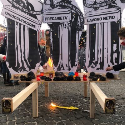 disoccupati spettacolo cartelli napoli