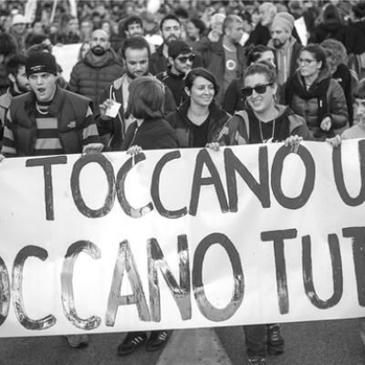 donne toccano una femminismo