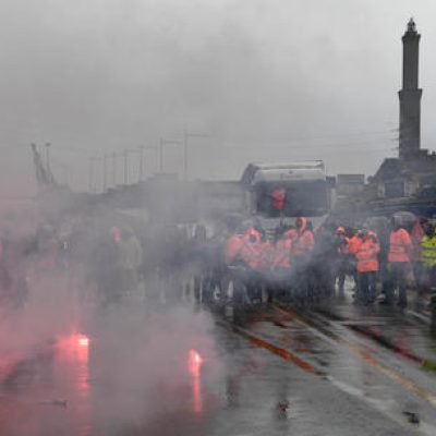 Due i presidi dei portuali e 24 ore di sciopero sulle banchine genovesi. Uno a ponte Etiopia, entrata dei mezzi pesanti con ripercussioni al traffico e lÕaltro sotto la sede della Confindustria, contro la lettera dei terminasti genovesi che contestano lÕaccordo quadro sottoscritto a dicembre scorso dopo una lettera dei terminasti genovesi contro un accordo quadro siglato dalle organizzazioni sindacali e lÕAutoritaÕ portuale. Genova, 05 marzo 2021.
ANSA/LUCA ZENNARO