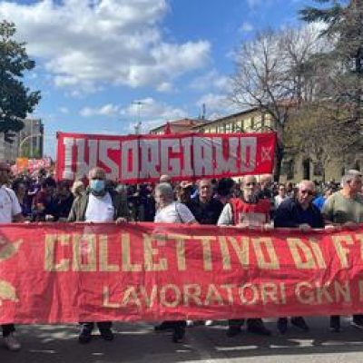 Partita la manifestazione a sostegno dei lavoratori ex Gkn di Campi Bisenzio (Firenze). A sfilare già un migliaio di persone ma il numero è destinato a salire. Il corteo si muove dalla zona del polo universitario di Novoli, luogo simbolo perché un tempo area dove era insediata un'area industriale Fiat, per arrivare alla Fortezza da Basso, 25 Marzo 2023. ANSA/GRAMIGNI