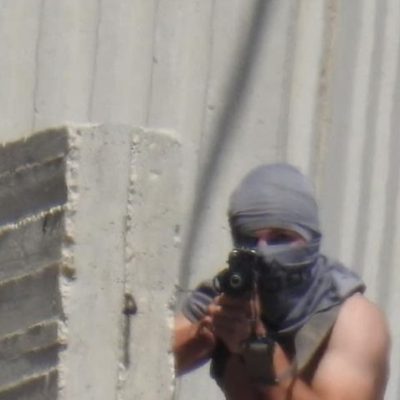 israele colono libero di sparare coperto dai soldati