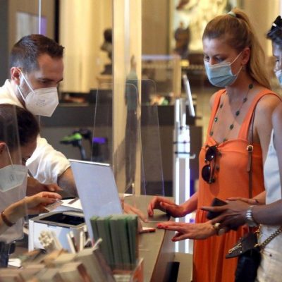 Il controllo del green pass all?ingresso del museo di Brera a Milano, 6 Agosto 2021.
ANSA / MATTEO BAZZI