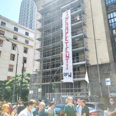 napoli disoccupati impalcatura striscione