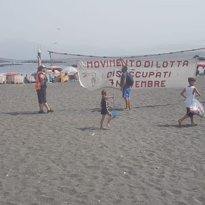 napoli disoccupati rifiuti spiaggia