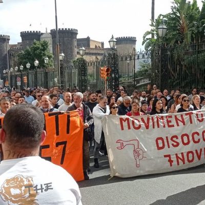 napoli disoccupati striscione castel ovo