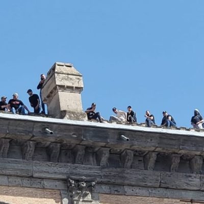 napoli disoccupati tetto palazzo reale