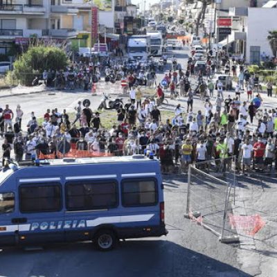Neighborhood people protest against residents living in a building inside the red zone where new 49 cases of coronavirus infections were confirmed,  in Mondragone, Southern Italy, 25 June 2020. Still tension in Mondragone (Caserta), at the ex Cirio buildings, between the Italian demonstrators who preside over the access gate and the Bulgarians who live inside the red zone. A Bulgarian threw a chair from the balcony, Italians responded by throwing stones and breaking through the windows of parked Bulgarian cars. Then they showed the plates of the cars like trophies. A crowd gathered below the palace, accusing the police of "being too permissive with the Bulgarians".
ANSA/CIRO FUSCO